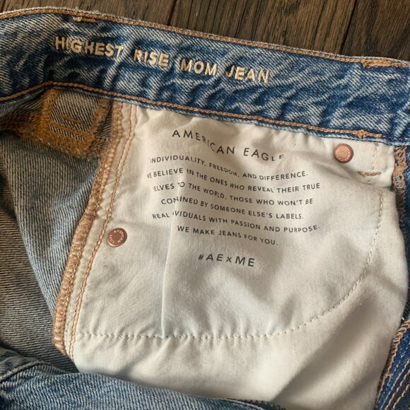 American Eagle Women's Highest Rise Mom Jeans Distressed Cotton Blue, size 2 - Picture 3 of 5